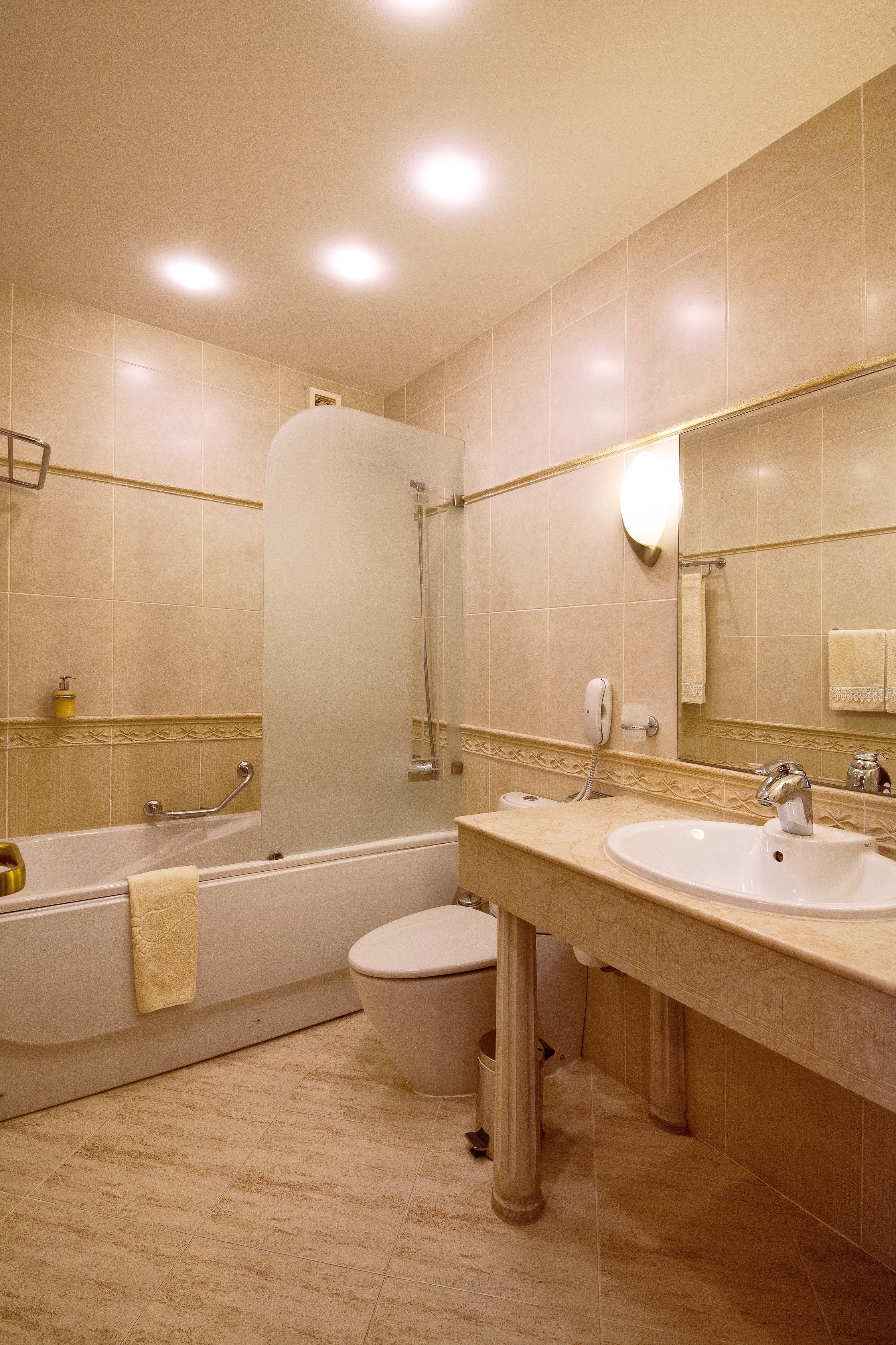 Grand Hotel London Varna Ngoại thất bức ảnh Bathroom with shower door