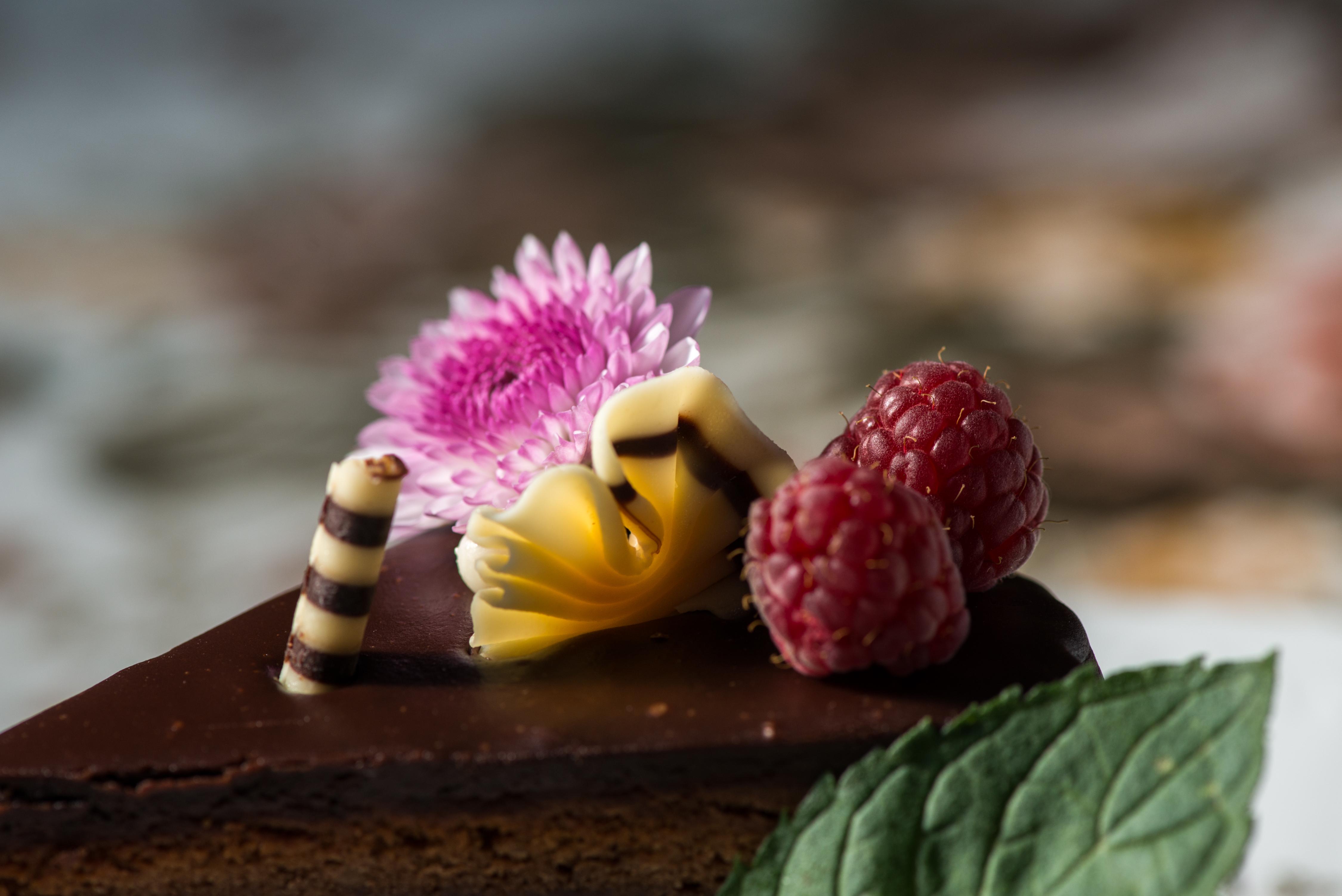 Grand Hotel London Varna Ngoại thất bức ảnh A chocolate cake