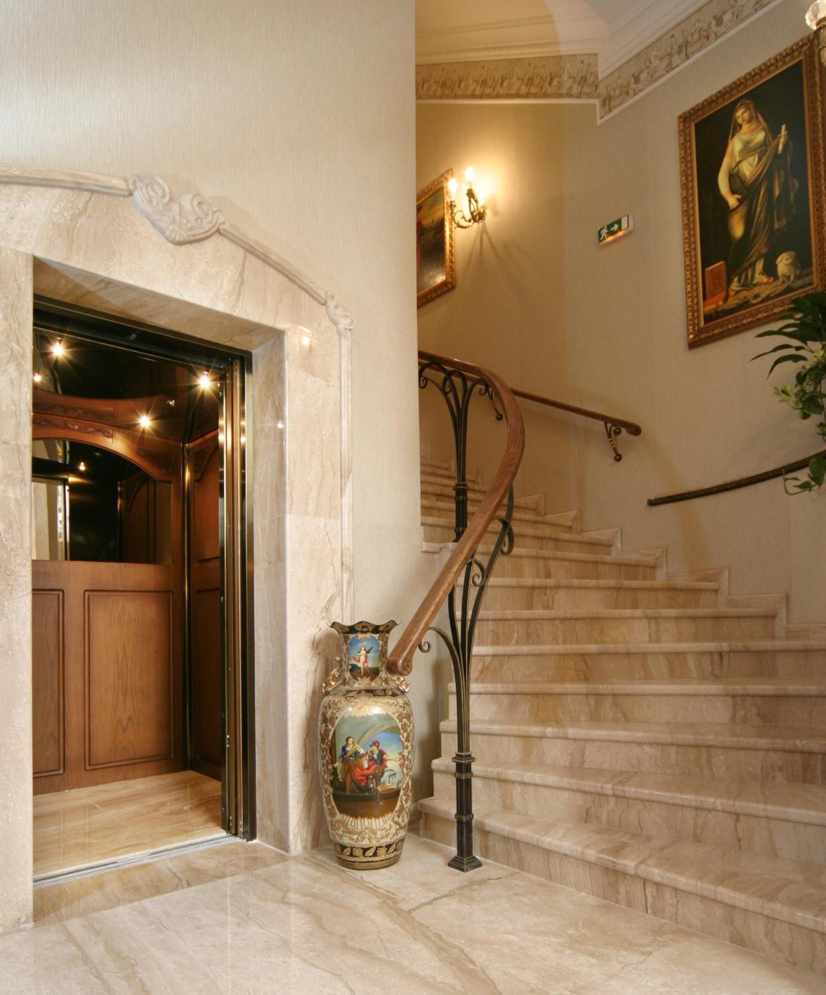 Grand Hotel London Varna Ngoại thất bức ảnh A residential elevator