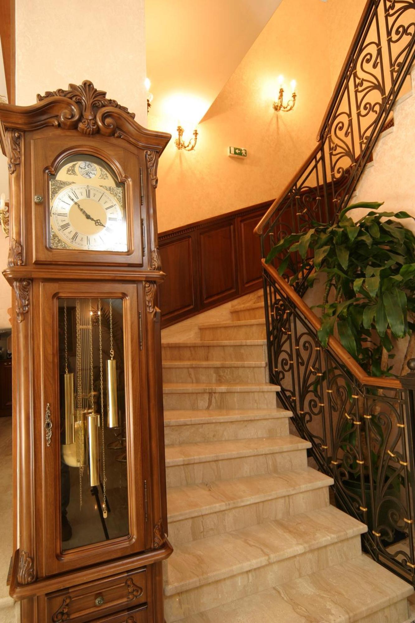 Grand Hotel London Varna Ngoại thất bức ảnh A grandfather clock