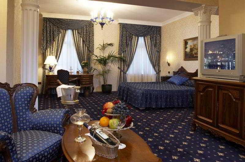 Grand Hotel London Varna Ngoại thất bức ảnh A typical hotel room