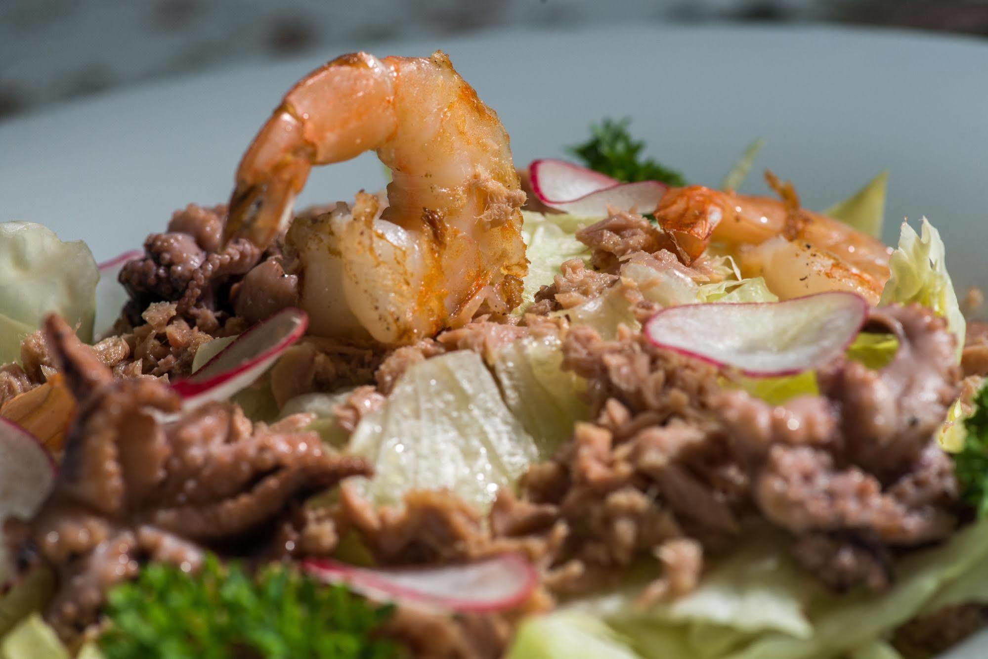 Grand Hotel London Varna Ngoại thất bức ảnh Seafood salad