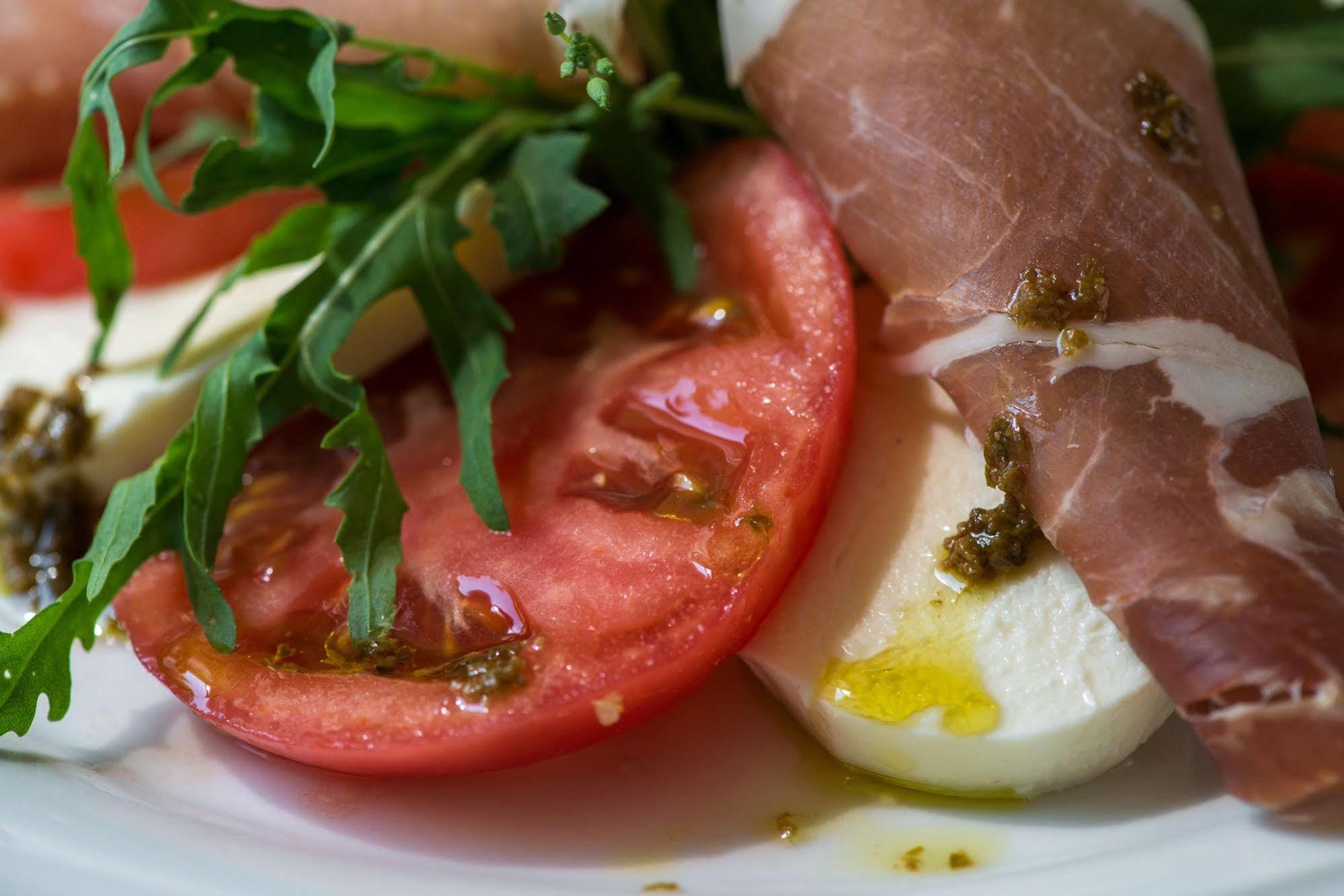 Grand Hotel London Varna Ngoại thất bức ảnh Mozzarella with tomato and ham