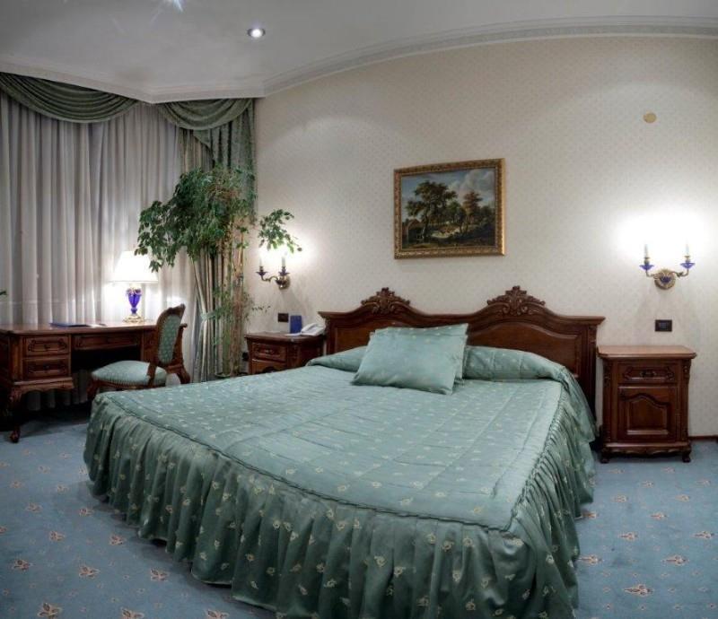 Grand Hotel London Varna Phòng bức ảnh A bedroom